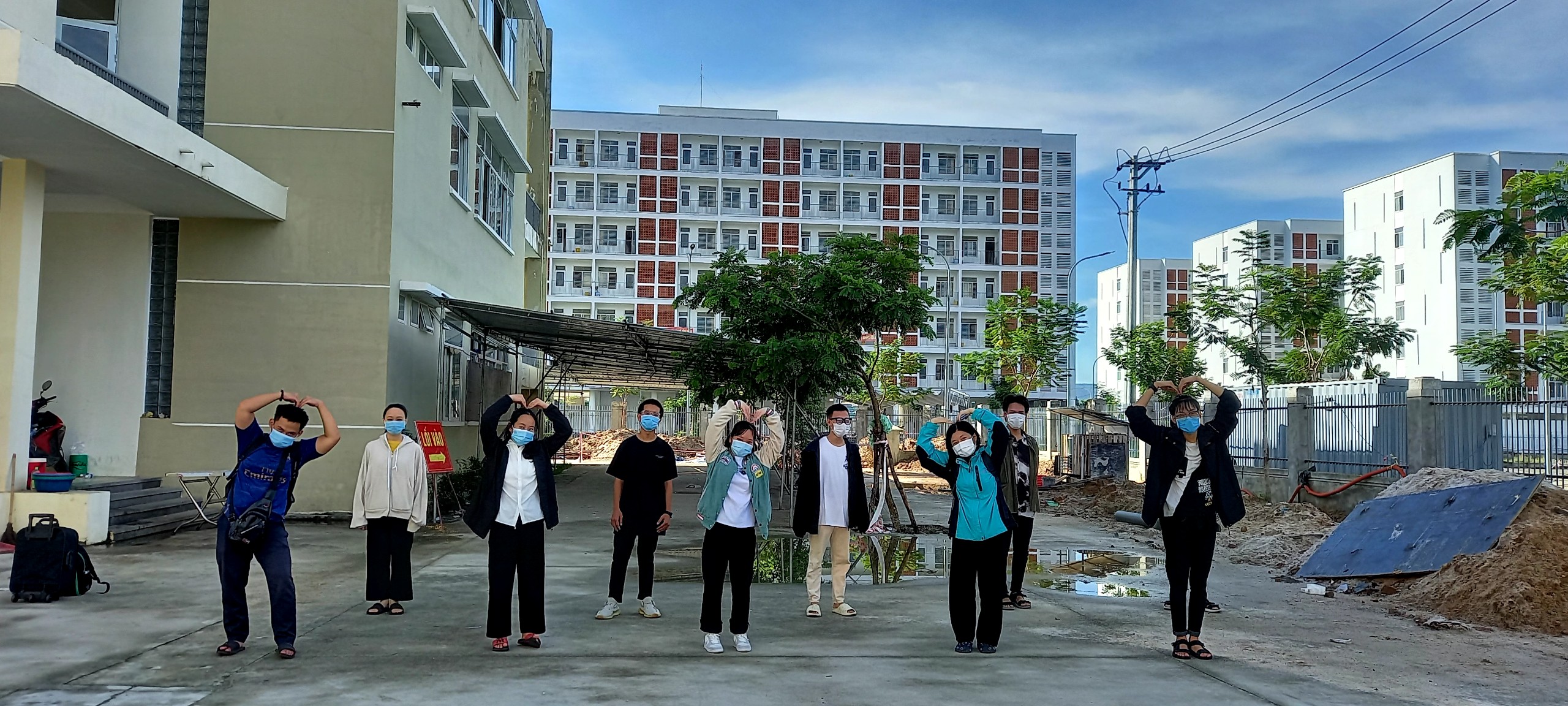 Sinh viên Đại học Đông Á tiếp tục hỗ trợ bệnh viện dã chiến đợt 2