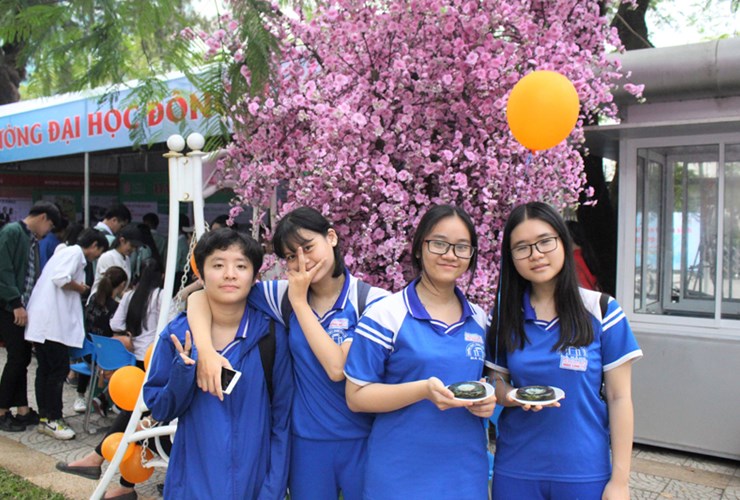 Học sinh THPT thích thú với hoạt động của SV ĐH Đông Á tại Chương trình TVTS hướng nghiệp Báo Tuổi trẻ