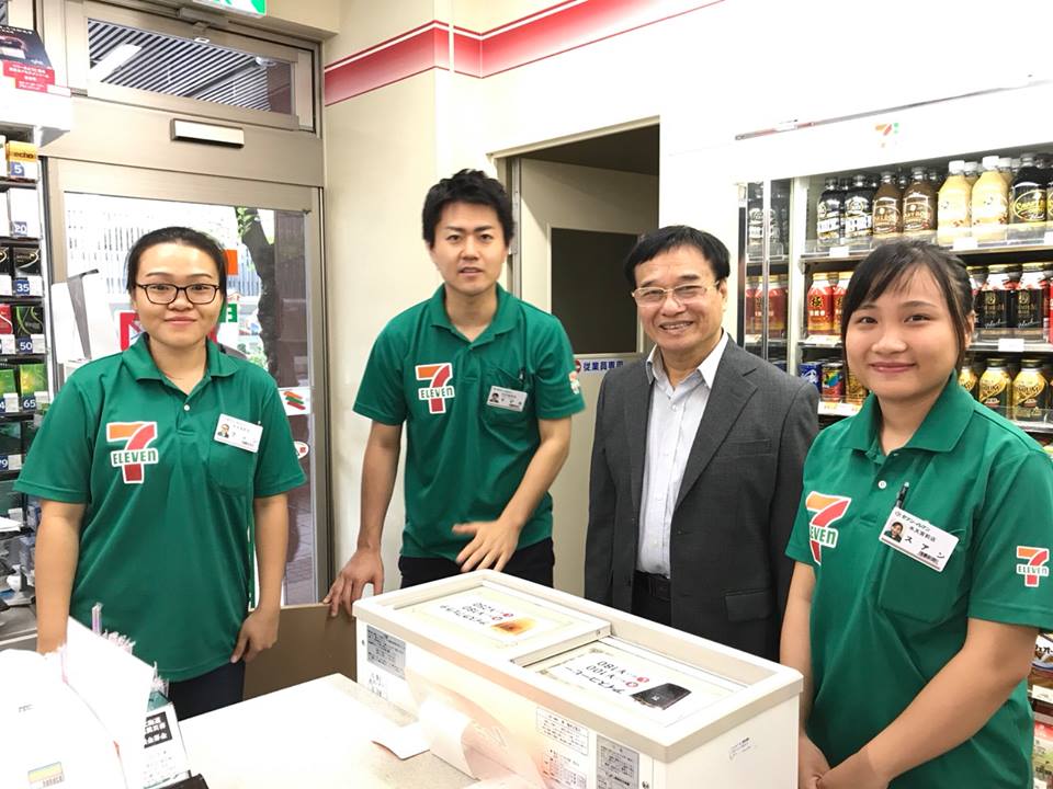 Sinh viên ĐH Đông Á tại chuỗi hệ thống cửa hàng của Tập đoàn 7-Eleven ở Tokyo, Nhật Bản.