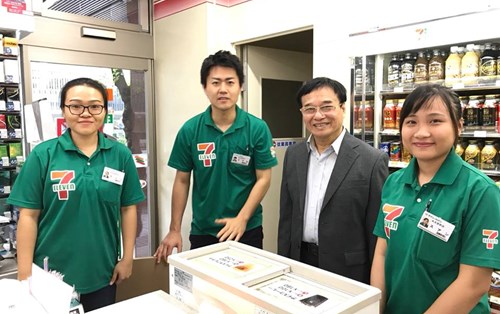 Sinh viên ĐH Đông Á tại chuỗi hệ thống cửa hàng của Tập đoàn 7-Eleven ở Tokyo, Nhật Bản.