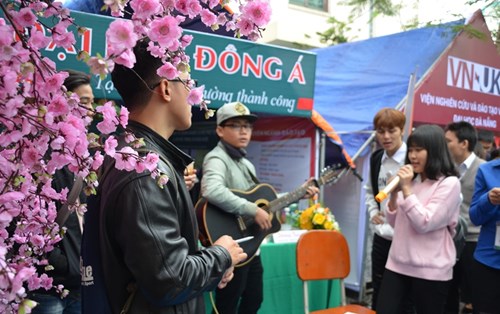 Ấn tượng với các hoạt động của SV ĐH Đông Á tại Lễ hội Văn hóa dân gian - trường THPT Trần Phú