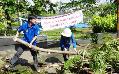 Đà Nẵng: HSSV tham gia dọn vệ sinh đường phố