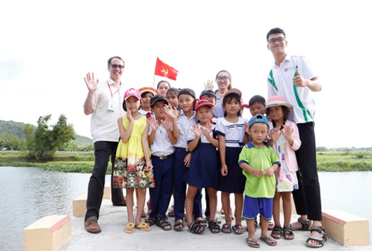 Sinh viên Trường ĐH Đông Á đóng góp xây dựng cầu Hoa vàng trên cỏ xanh