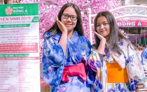 Học sinh THPT hào hứng với gian hàng tư vấn hướng nghiệp 2019 của ĐH Đông Á 