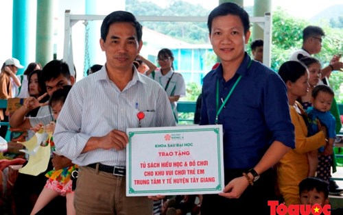 Donate “Knowledge Bookcase” to students from the central highland of Vietnam
