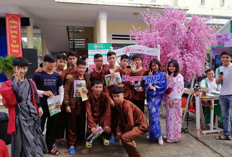 Sắc màu của Đại học Đông Á tại ngày hội Văn hóa dân gian THPT Cẩm Lệ Đà Nẵng