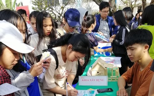 Học sinh THPT Ngô Quyền hào hứng với gian hàng của Đại học Đông Á tại ngày hội Văn hóa dân gian 
