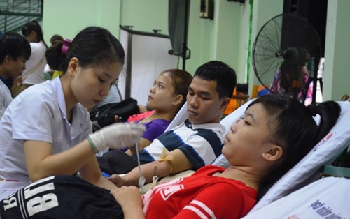Thầy trò trường ĐH Đông Á cùng hiến máu cứu người