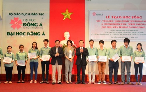 Trao học bổng cho sinh viên vượt khó học giỏi tại Đại học Đông Á