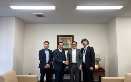 Representative of Dong A University visits and works with Vietnamese Consulate General in Osaka, Japan