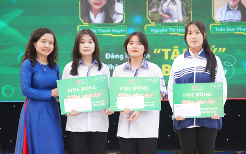 A series of mental healthcare program of Dong A University in 2024 for High school students in the central of Vietnam and central Highland