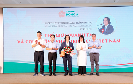 Prof. Tran Van Tho gave a presentation on "The world around us and the development path of Vietnam"